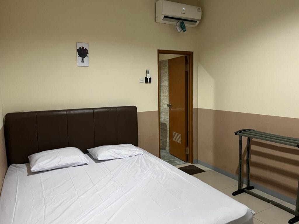 Thirtyhome near Plaza Pondok Gede (Double with Bathroom)