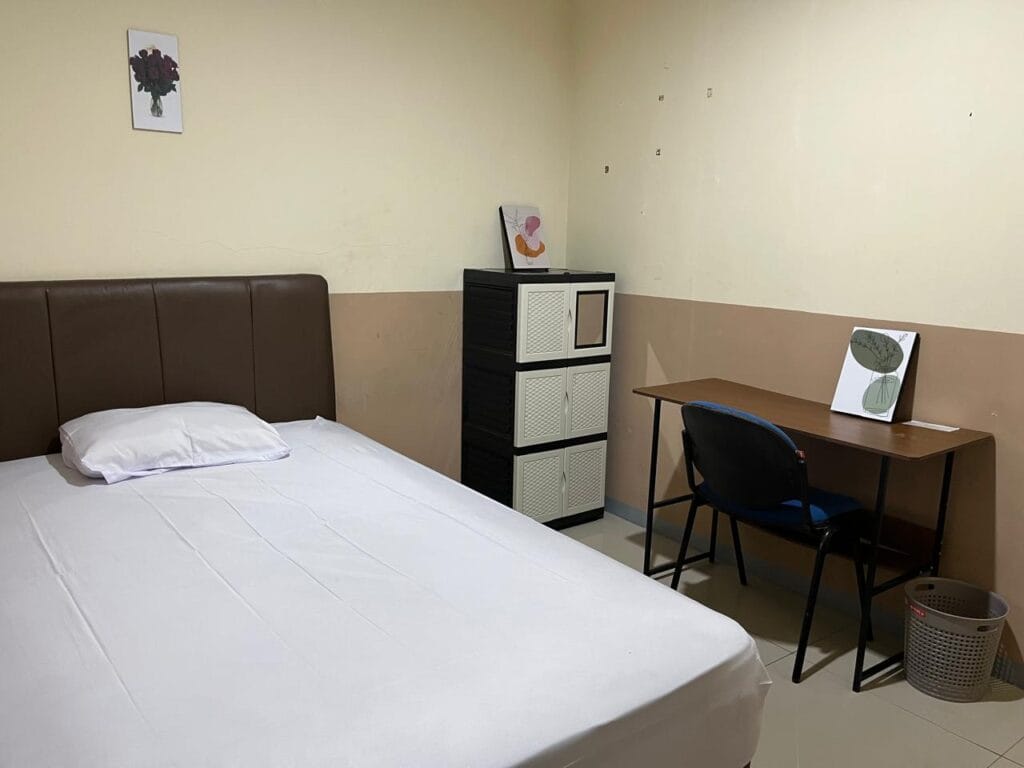 Thirtyhome near Plaza Pondok Gede (Single with Bathroom)